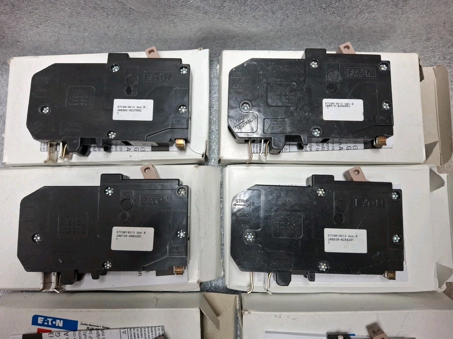 (1) New Eaton CHFP115DF 15A 1-Pole 120V Dual Function Plug-On Circuit Breakers