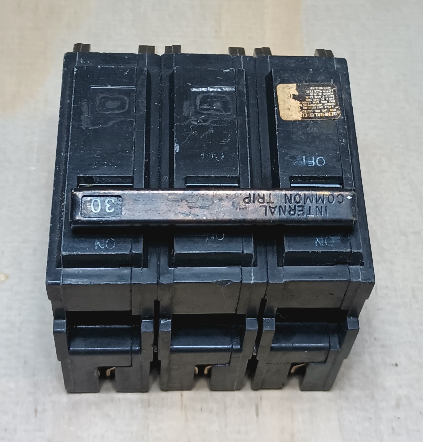 GE THQL32030 Circuit Breaker