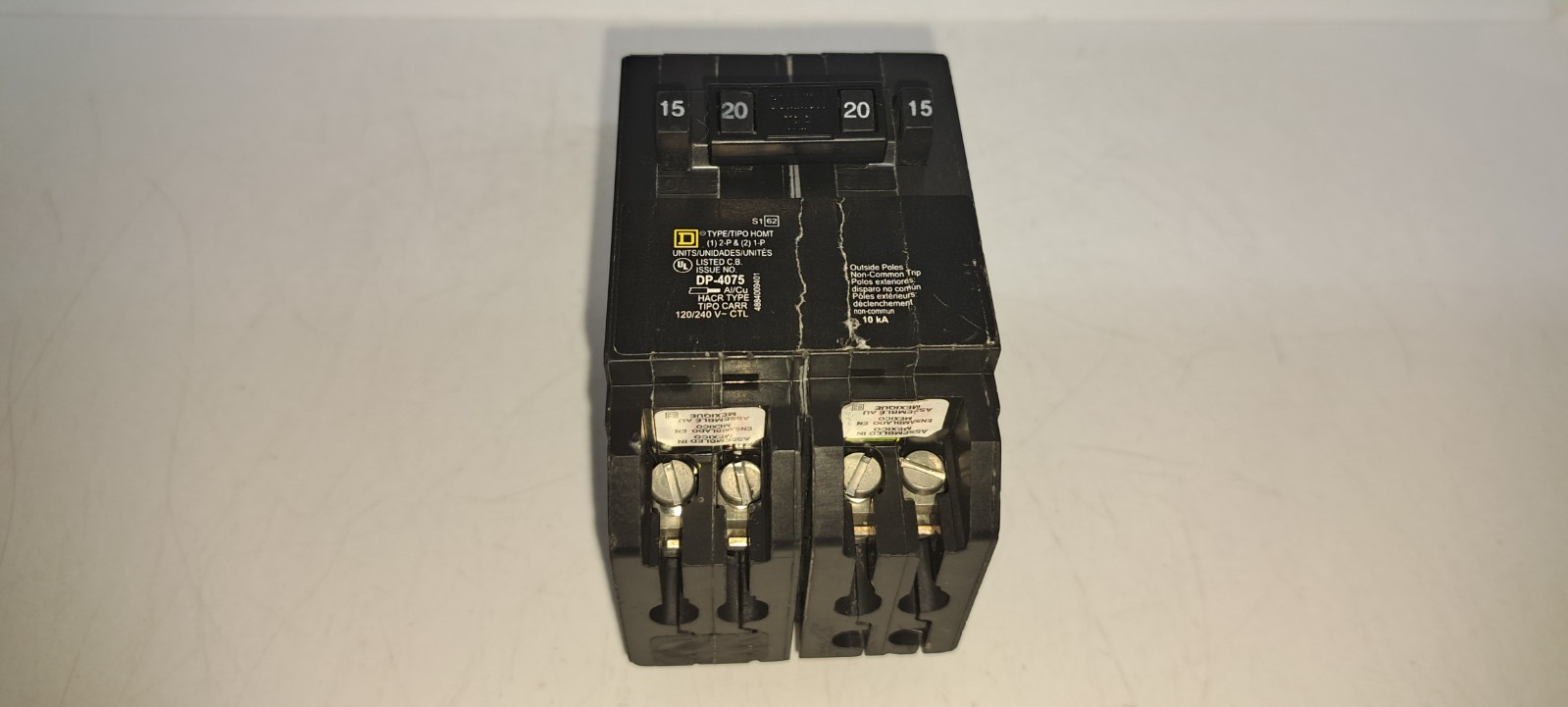 Square D HOMT1515220 2 1 Pole 15 Amp 1 2 Pole 20 Amp Non-Common Breaker NEW Flaw