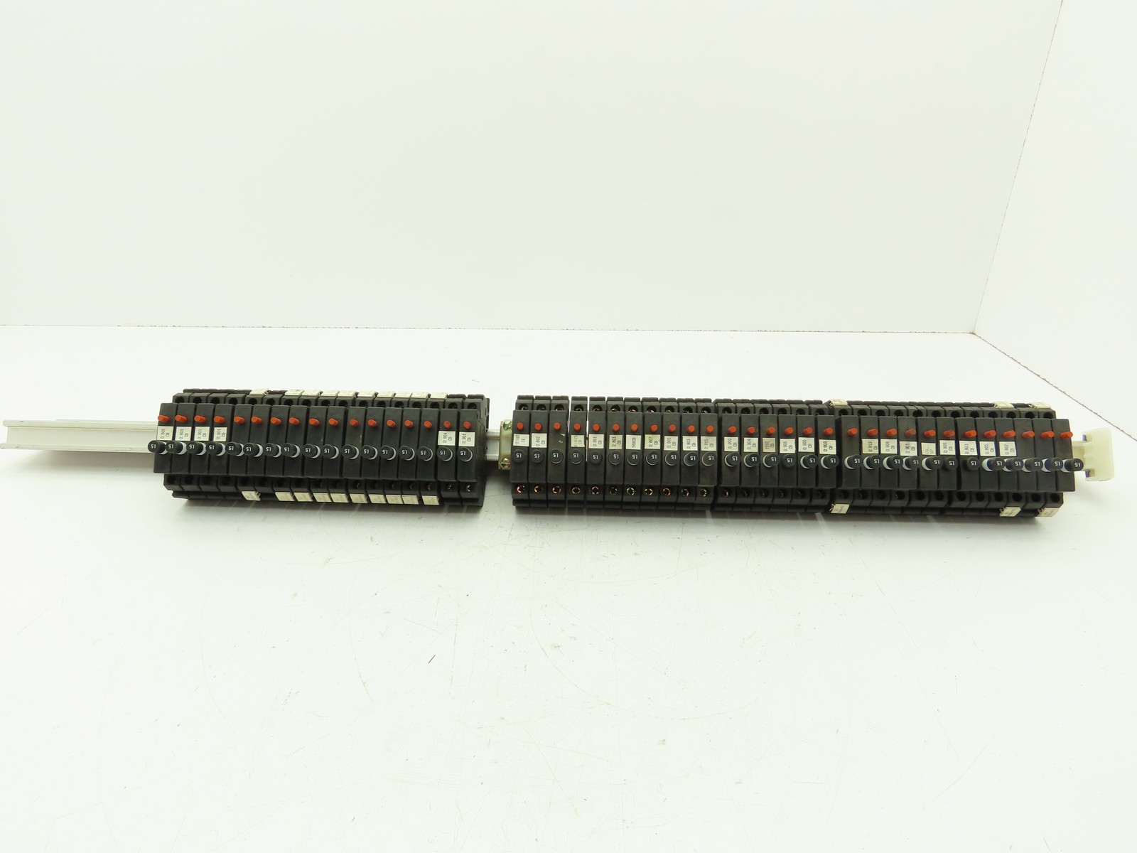 Allen Bradley 1492-GH015 Din Rail 1.5A Circuit Breaker Ser B 250V Lot of 46