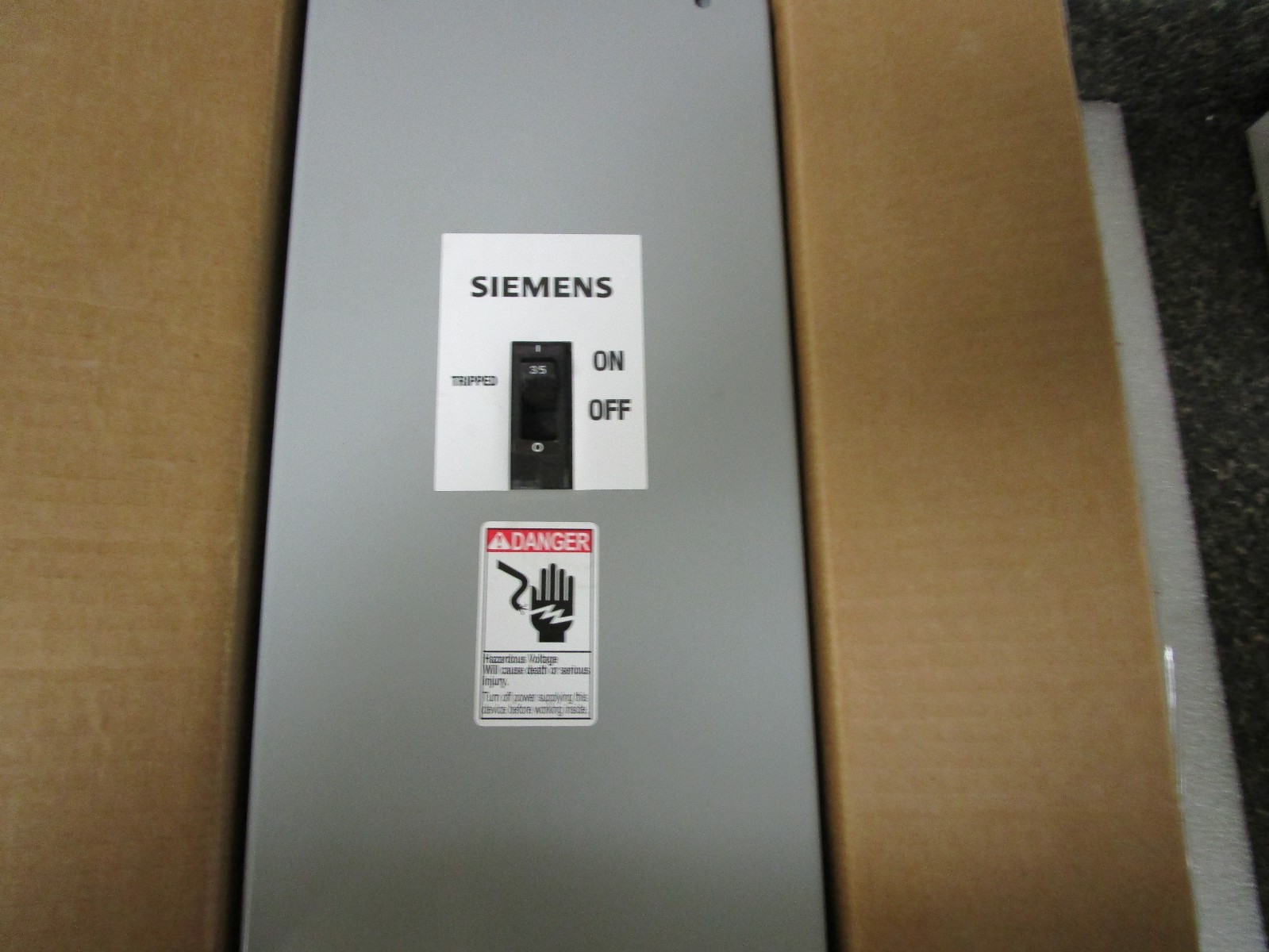 Siemens Circuit Breaker Enclosure E1SED63B015 ENC1S 3P 35A 600V 18KA New in Box!