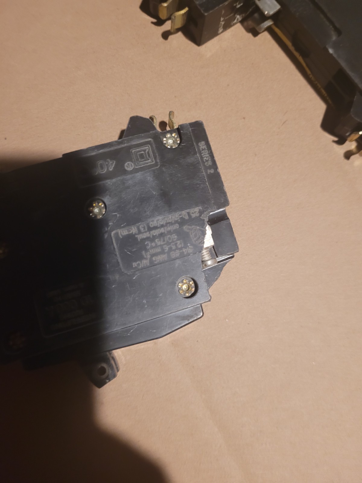 Square D QO2020 – 20 Amp Single-Pole Circuit Breaker small broken area