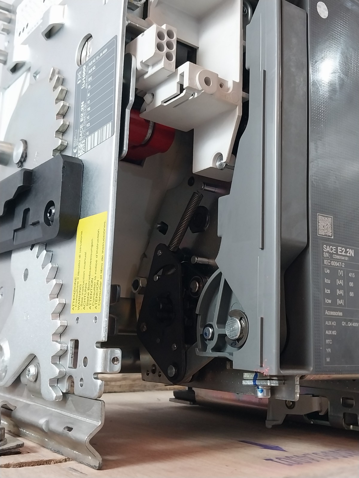 ABB E2.2N Air Circuit Breaker EMAX 2 50-60HZ 24VDC RN0614001