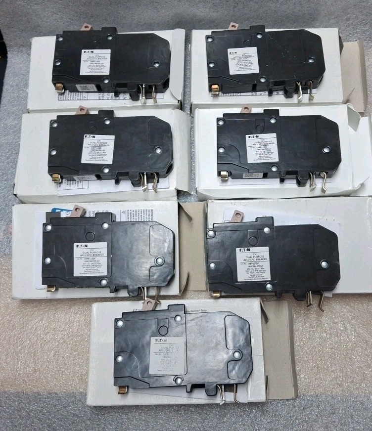 (1) New Eaton CHFP115DF 15A 1-Pole 120V Dual Function Plug-On Circuit Breakers