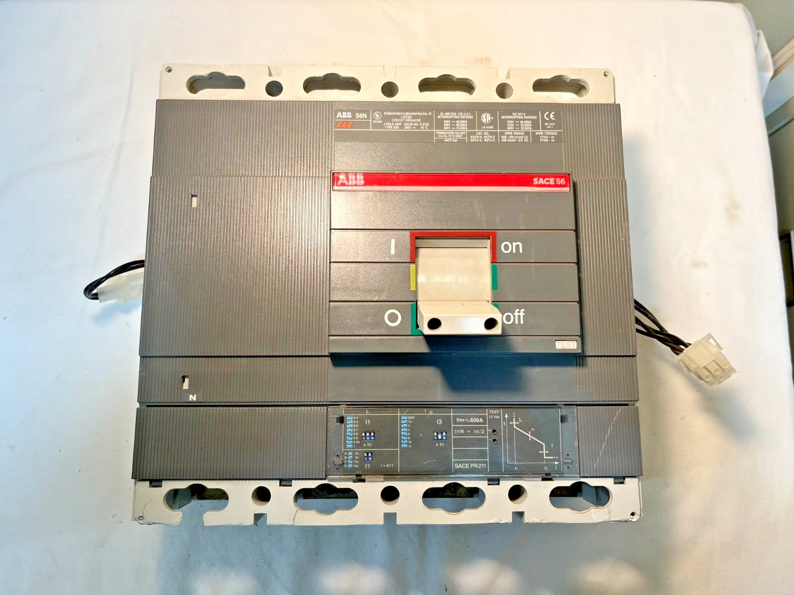 ABB Sace S6N 4 Pole 600 AMP 600 VAC Circuit Breaker w/ Auxiliary Switch