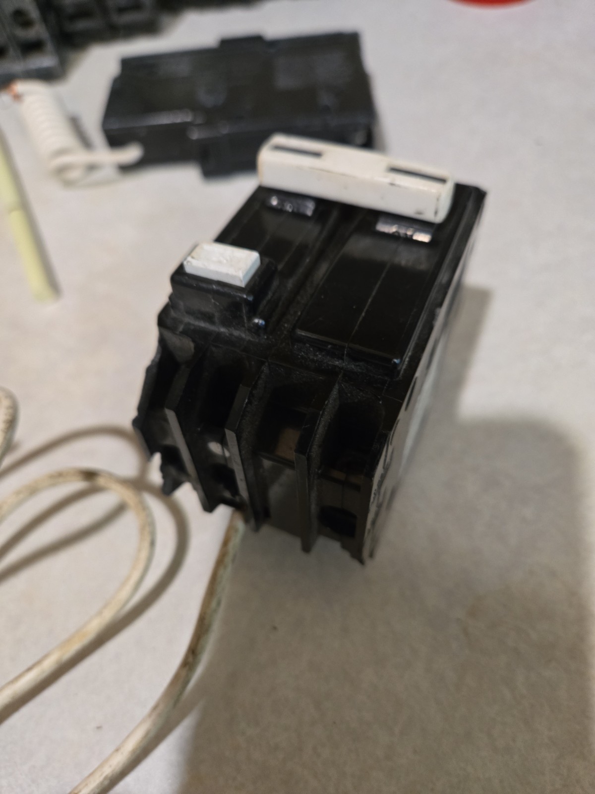 Thomas & Betts GFB220 220 Amp 2 Pole 240v Mini Circuit Breaker missing 1 screw