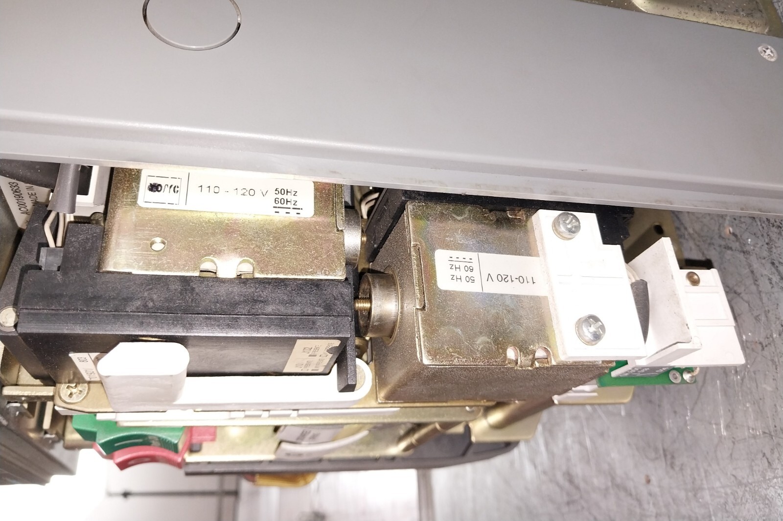 ABB SACE E2N 12 Circuit Breaker 690V 55KA X 1S 110-120V 50-60HZ 1250A