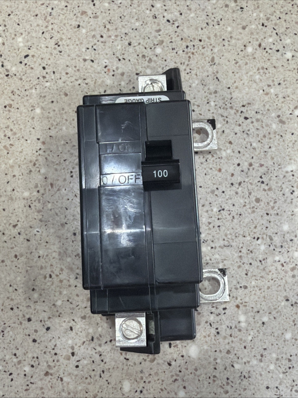Square D QOM100VH Circuit Breaker 100A 2 Pole 120/240V 50/60Hz 22kA *NEW PULL*
