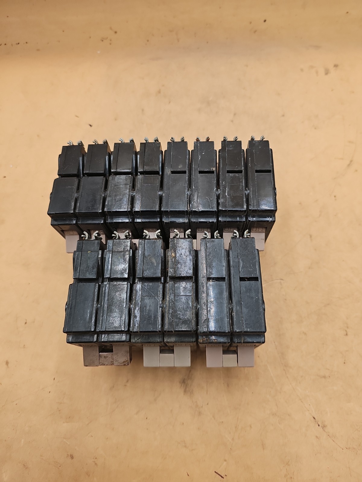 LOT OF 7 Eaton Cutler Hammer Metal Foot Circuit Breakers. 5 – CH220. 2 – CH215