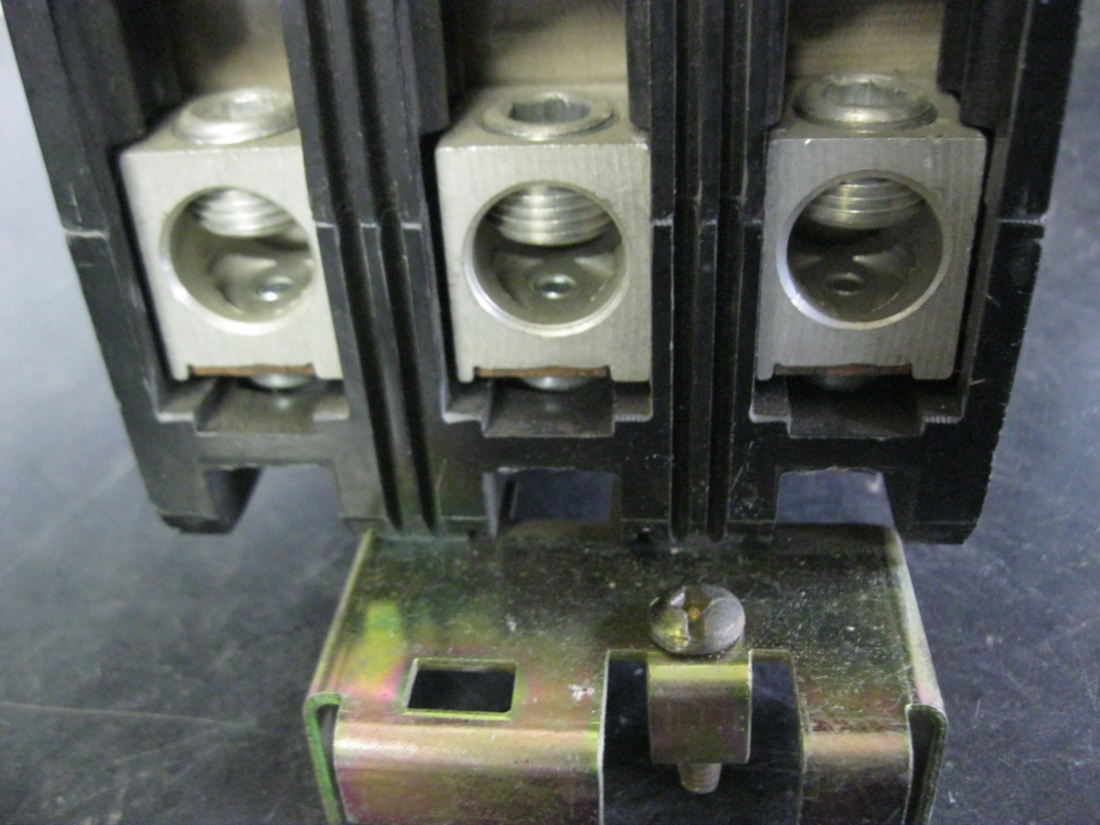 SQUARE D KC34225 225 amp 3 pole 65kA@ 480 V, I line Circuit Breaker molded case
