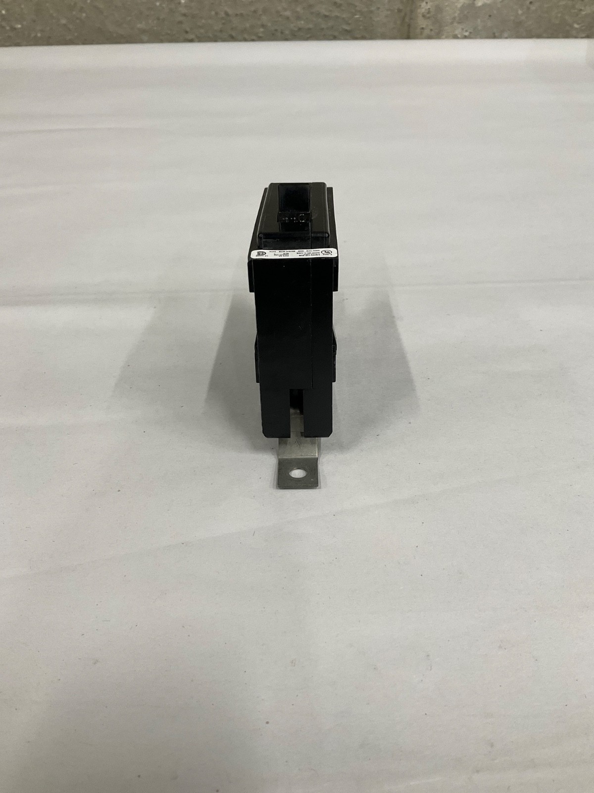 *LOT OF 2* CUTLER-HAMMER 20A CIRCUIT BREAKER 1-POLE 120/240 VOLT AC B120