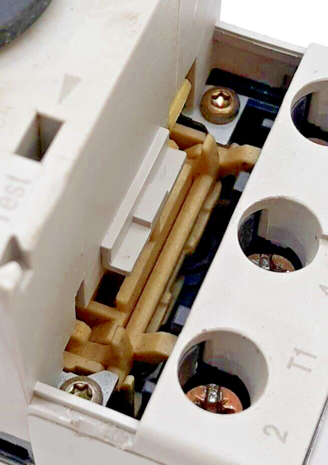 Allen-Bradley 140M-D8E-C10 Motor Protector/Circuit Breaker – Broken Plastic