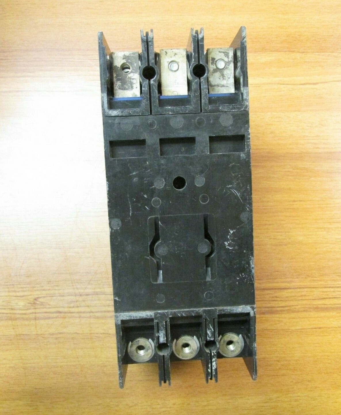 GE CIRCUIT BREAKER 3 POLE, 225 AMP, 175A TRIP, CAT# TFK236F000 … VA-68