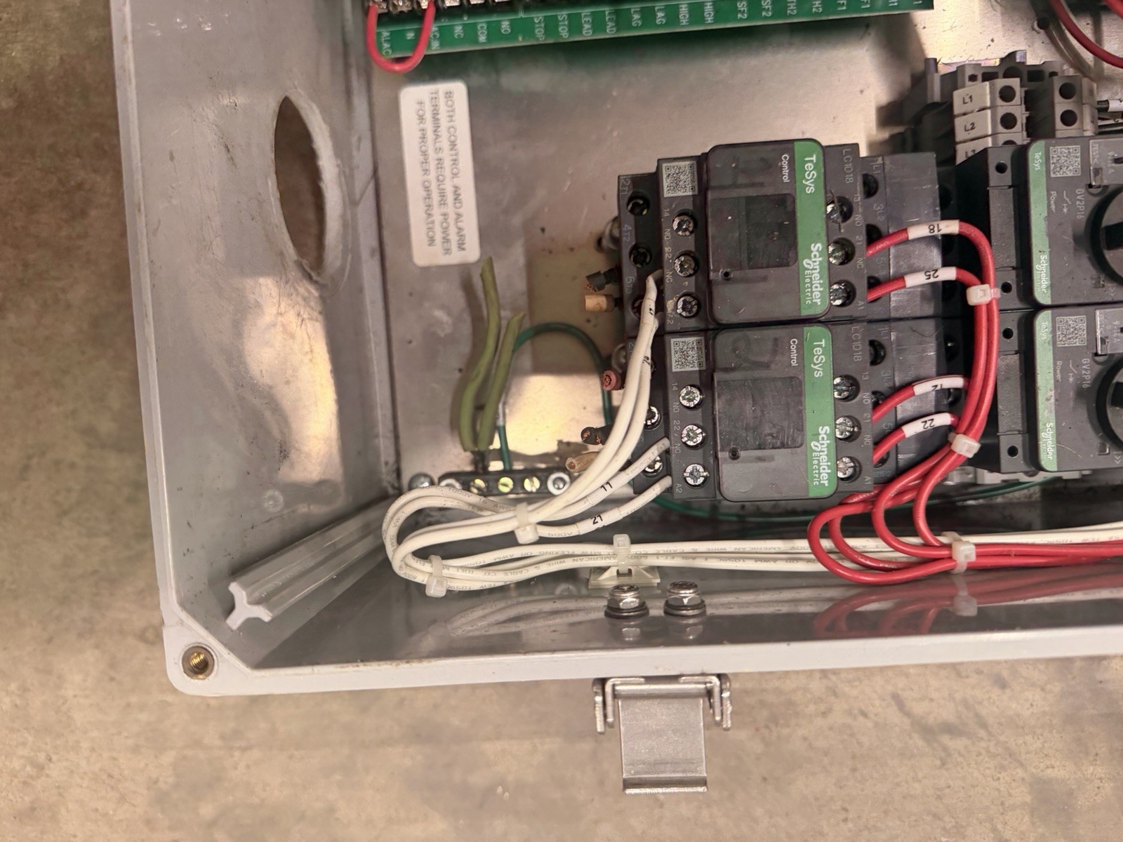 Zoeller 124F4-0001, Pivot Pro, 200/230/460 Volts, 3 Ph, 4.0-6.3 Amps, NEMA 4X