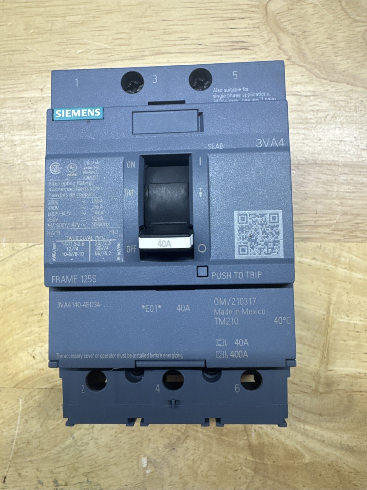 Siemens 3VA4140-4ED34-0AA0 3 Pole 40 Amp 240/480/600v Tested Chipped Corner