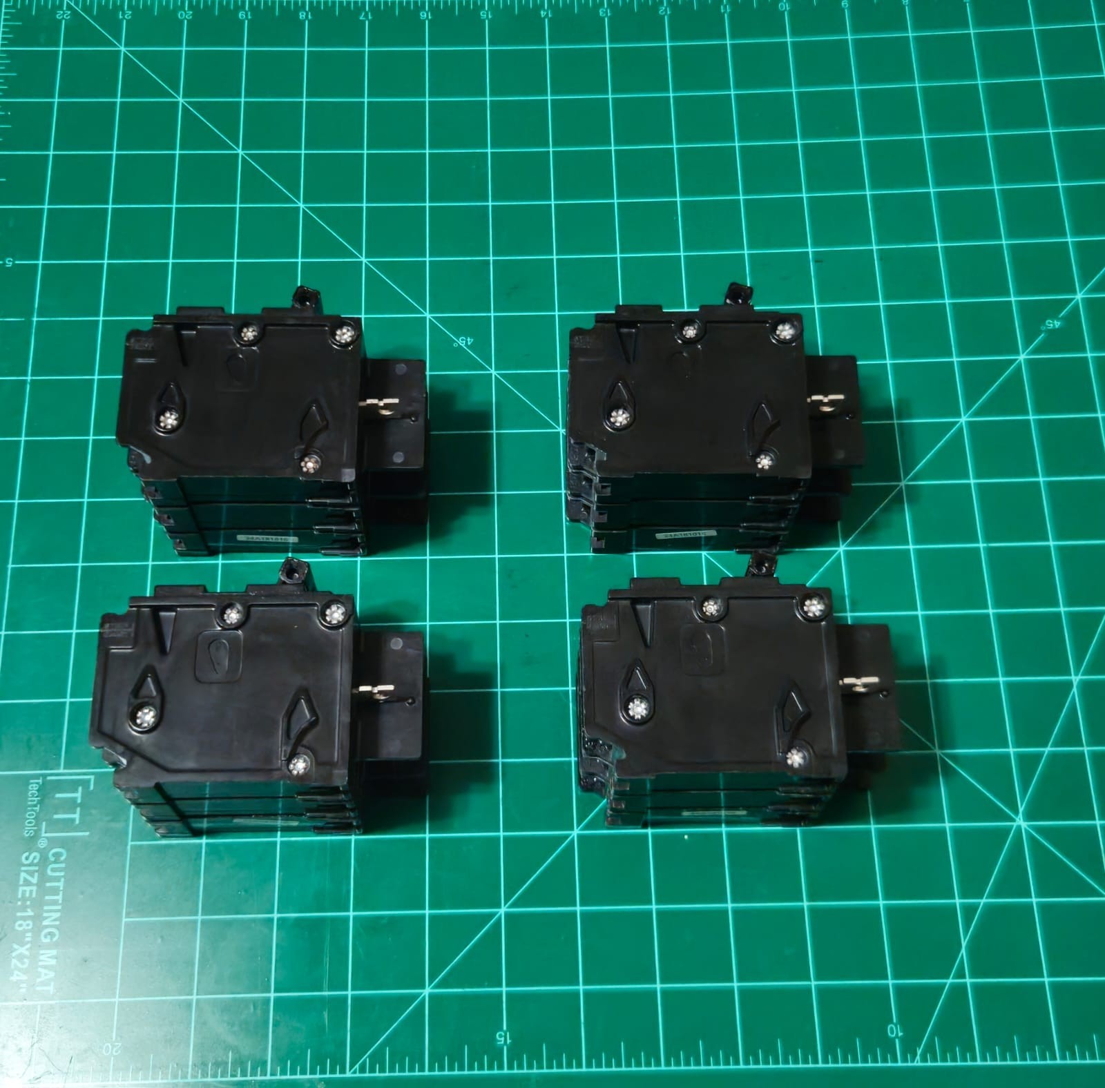 LOT FOR 4 Siemens BQ3B035 35 Amp 3 Pole 240V Circuit Breaker LOT#10027