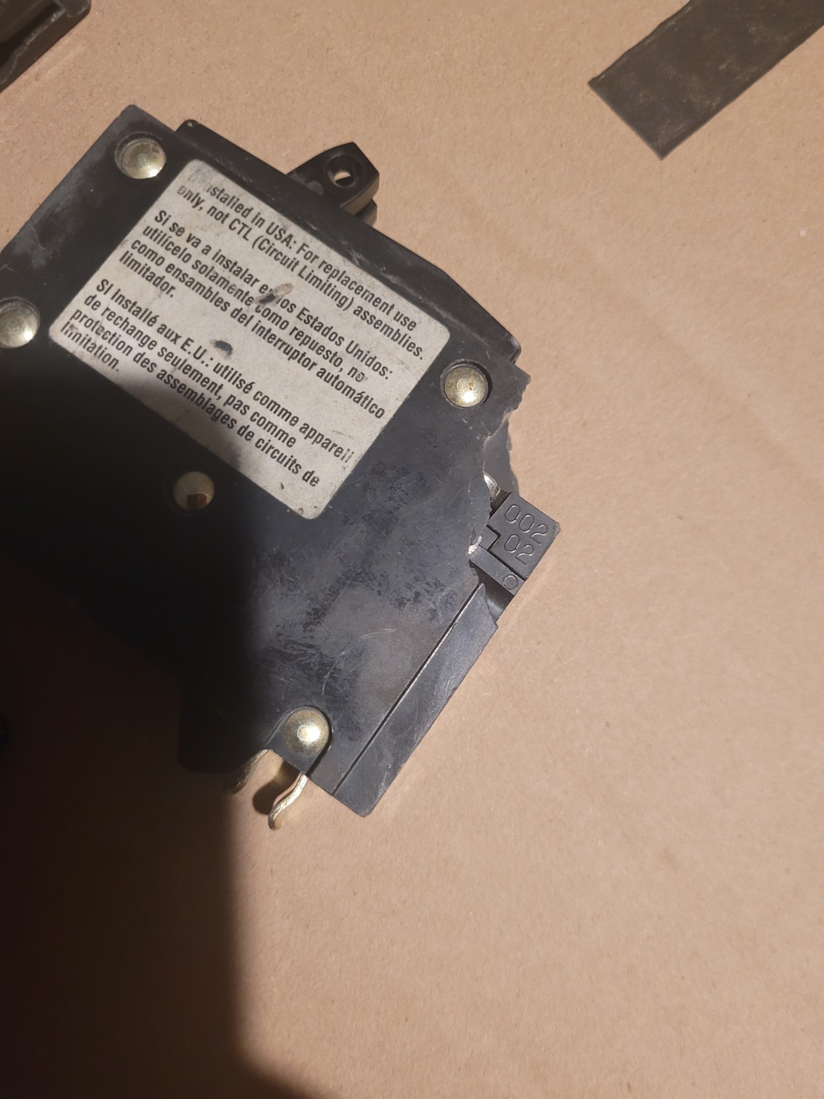Square D QO2020 – 20 Amp Single-Pole Circuit Breaker small broken area