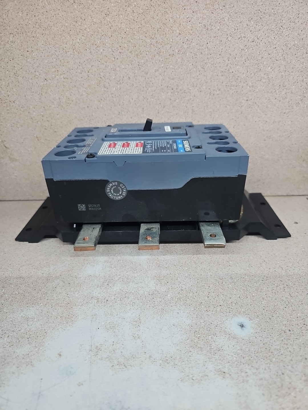 NTO Siemens QR23B200 200A 3-Pole Main Circuit Breaker Bolt-On Thermal Overload