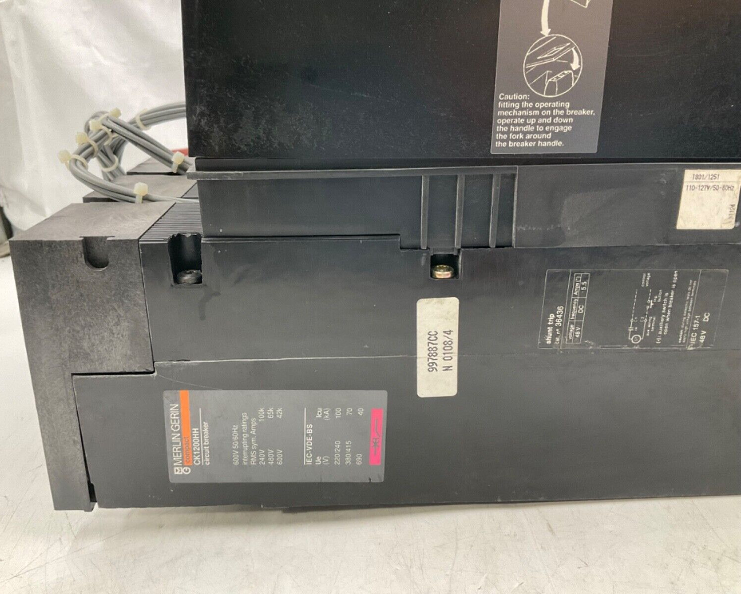 MERLIN GERIN CK1200HH 1200 A 3-P CIRUCIT BREAKER W/ ACCESSORIES 600VAC RECON