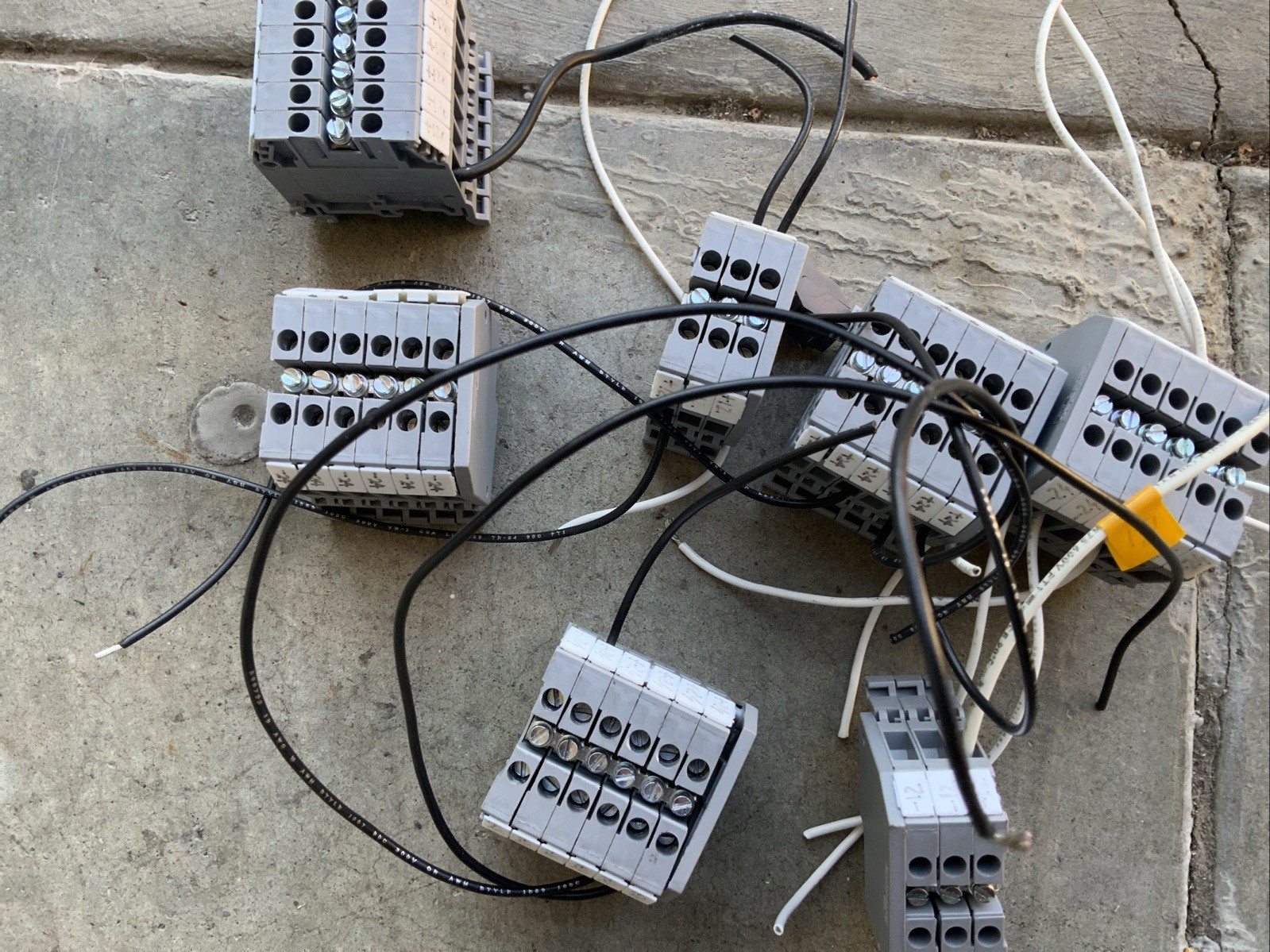 ABB Entrelec 1SNA115116R0700 M4/6 Terminal Blocks 22-10AWG, 600V-30A USED LOT