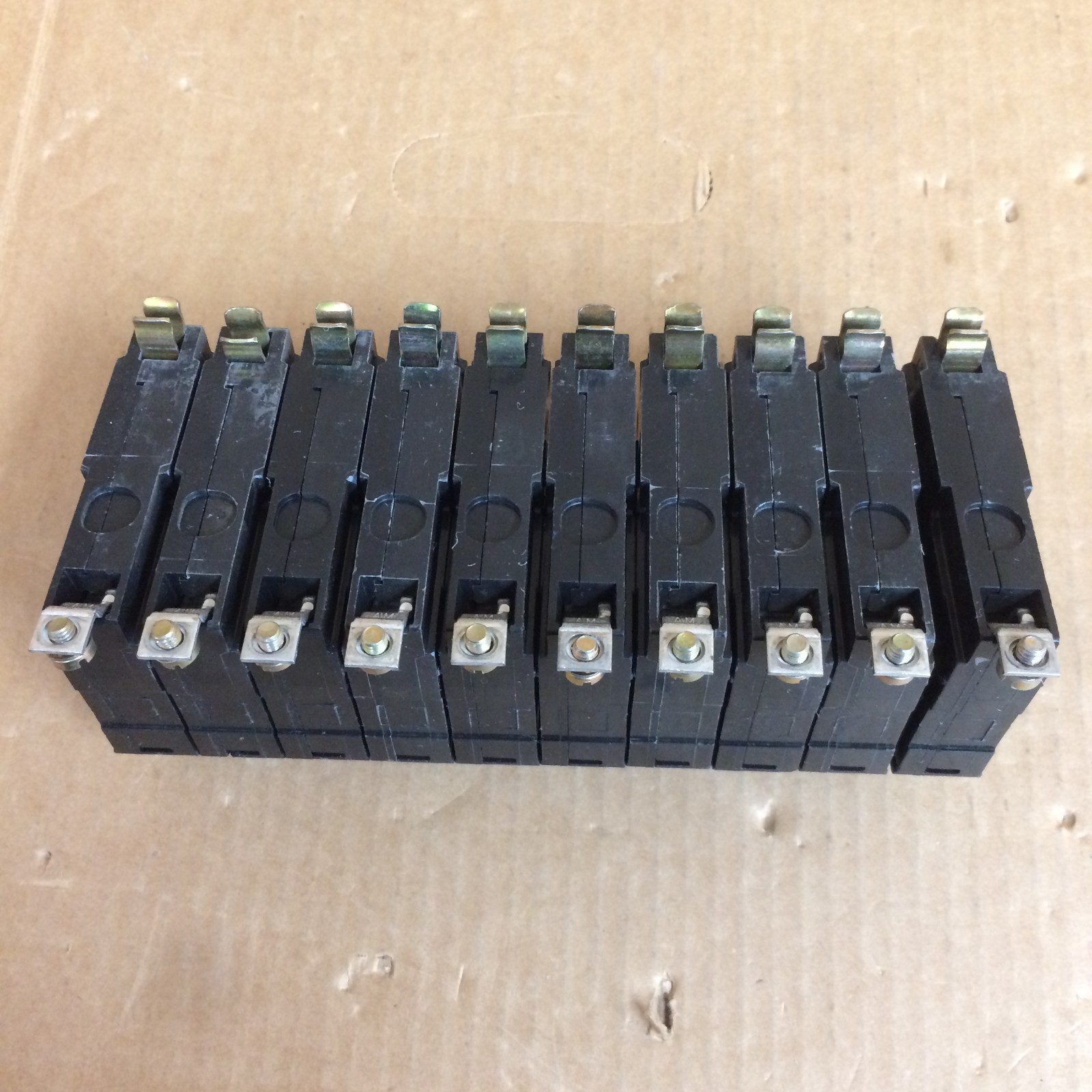 NEW TAKEOUT 10x NOS Square D QOB120 Circuit Breaker 1P 20A 120/240V 10,000 AIR