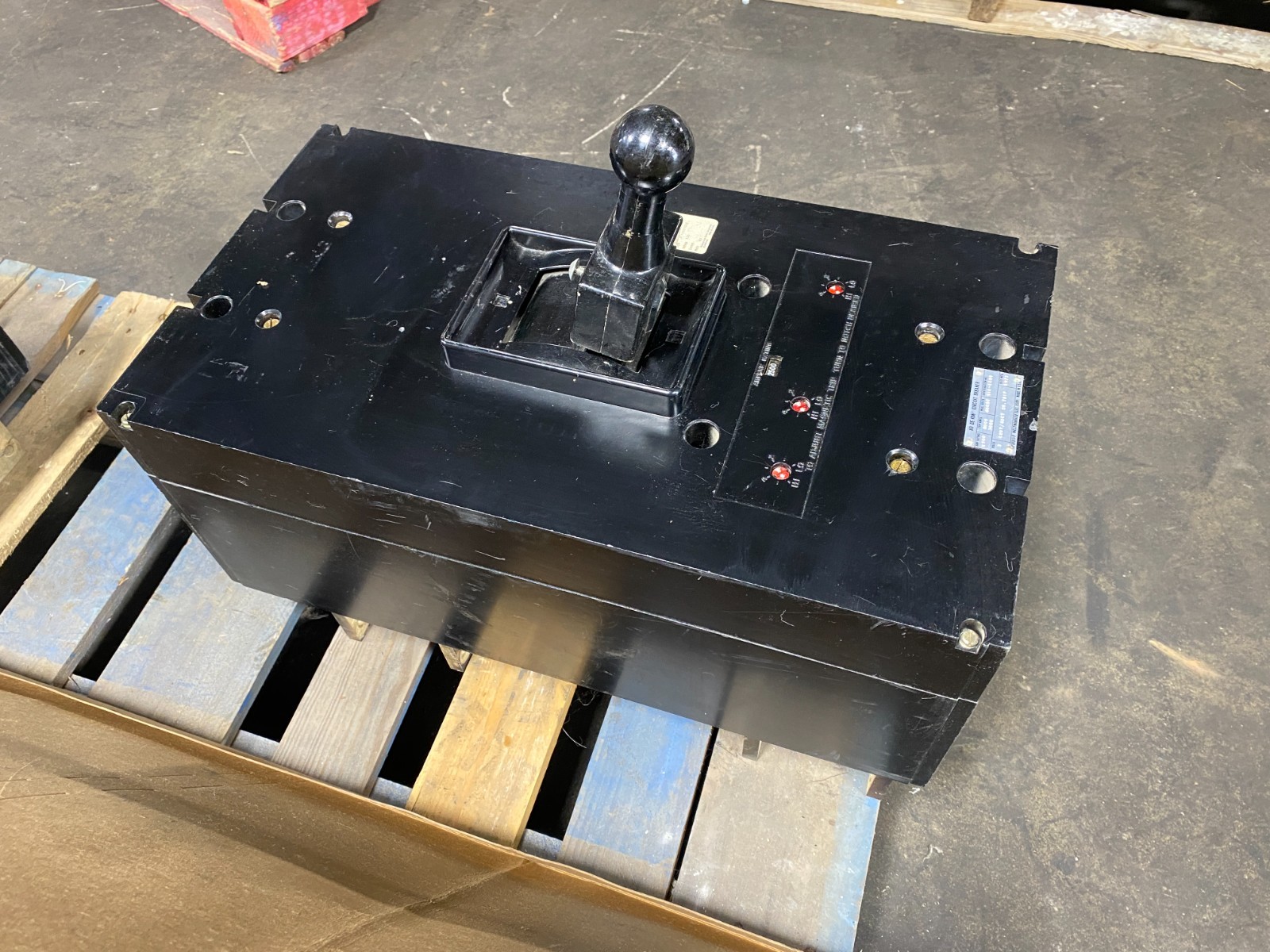 Westinghouse AB DE-ION Circuit Breaker 2500A 120V-600Y 3P 600AC Shunt NP28313-F