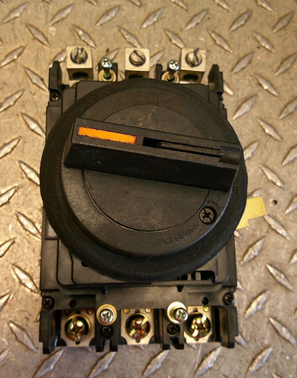 FUJI EA203B 125A 3 POLE CIRCUIT BREAKER w SHUNT TRIP & SWITCH 7Y04F