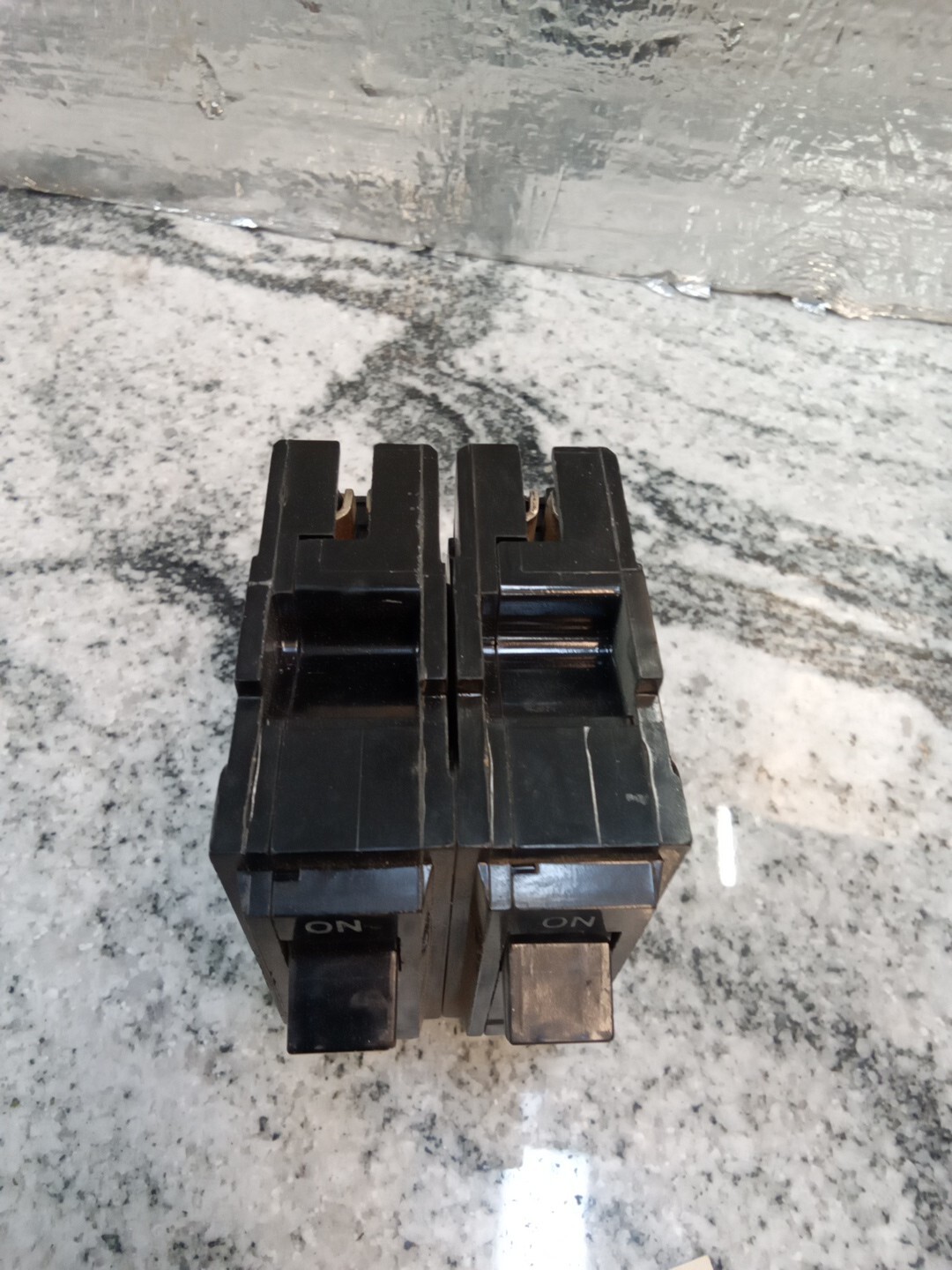 GE TQL2140 40A 2POLE 120/240VA TYPE TQL GROVE BREAKER/MISS HAND/USE(5DB3