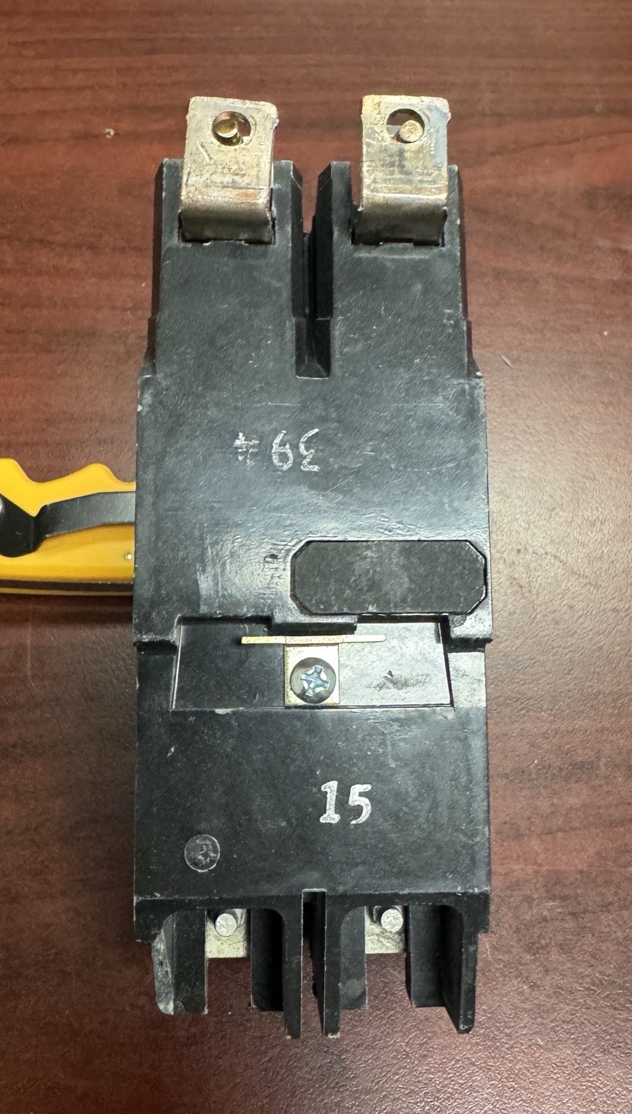 TEY215 GE TEY 2Pole 15Amp 480Volt Bolt-On BRAND NEW Circuit Breaker MINOR DAMAGE