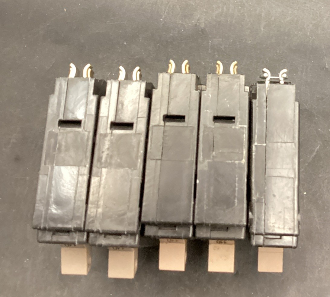 Lot Of 5 CH115 Cutler Hammer 15Amp 120/240V 1 P Circuit Breaker Plastic Feet