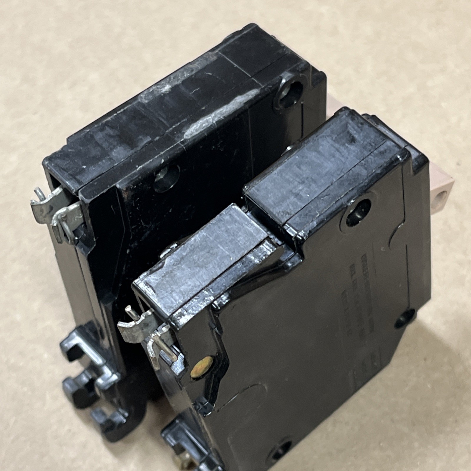 QTY 2) Cutler Hammer CH120 20 Amp 1 Pole 120/240V Type CH 1 Metal 1 Plastic Foot