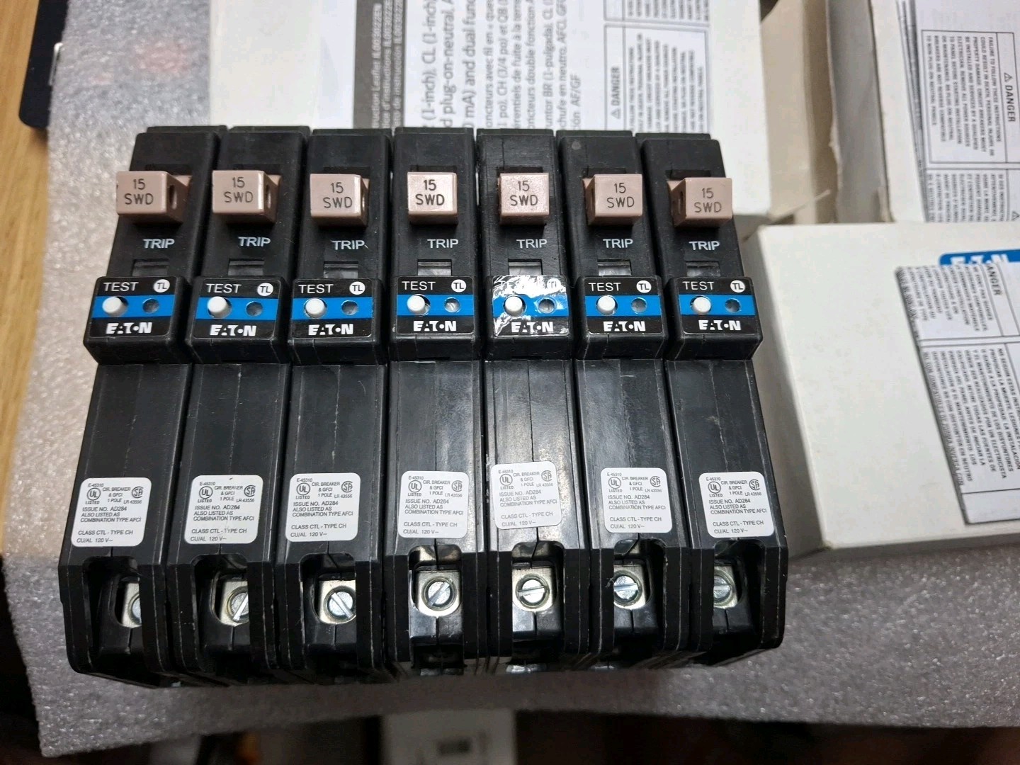 (1) New Eaton CHFP115DF 15A 1-Pole 120V Dual Function Plug-On Circuit Breakers