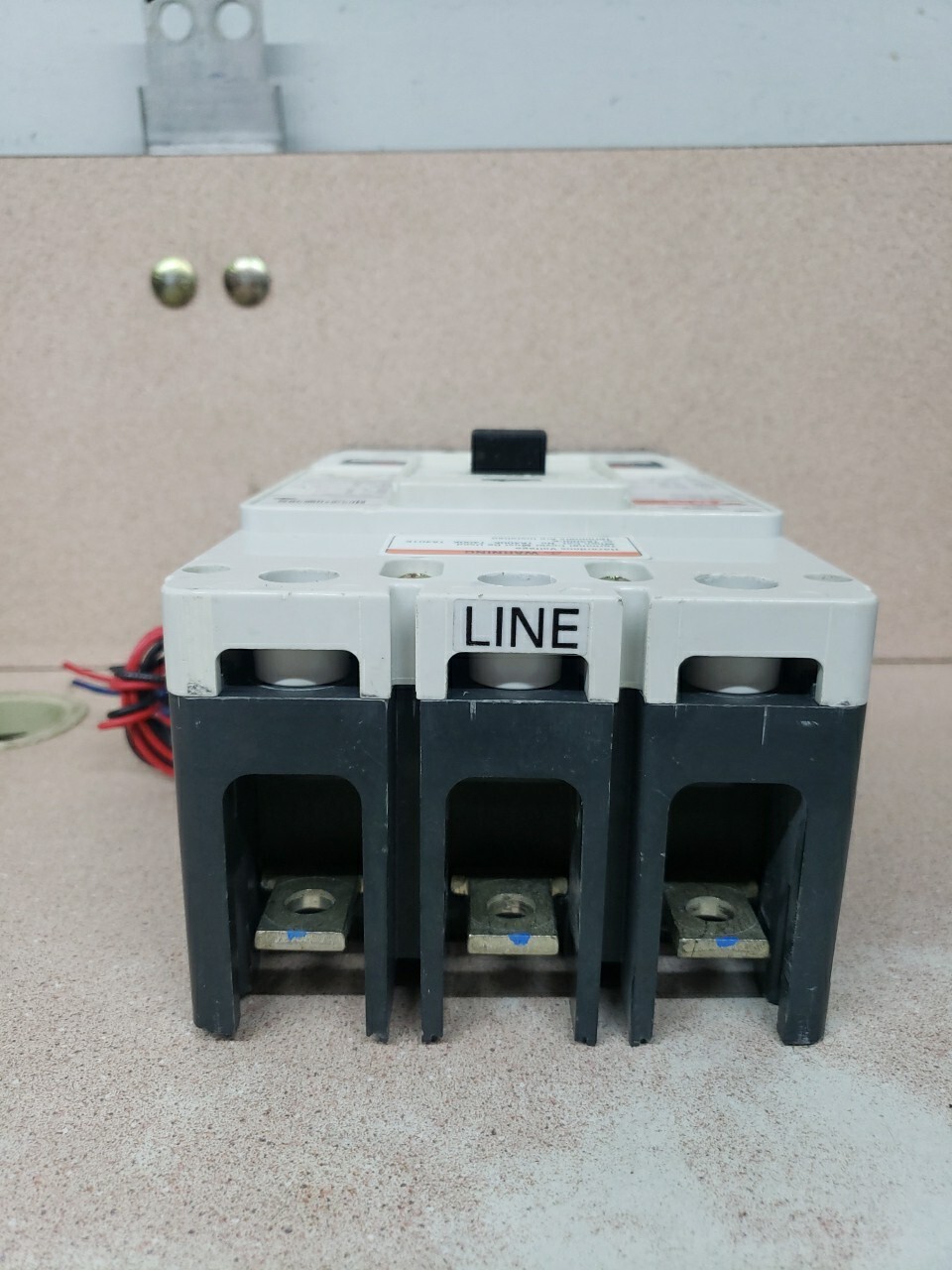 Cutler-Hammer KD3400F Circuit Breaker, 400A, 600V, 3Pole 400A w Auxiliary