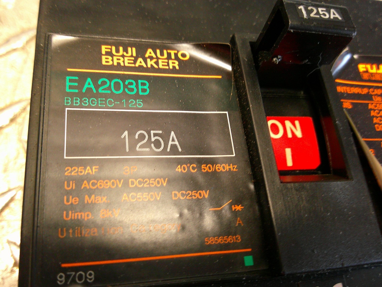 FUJI EA203B 125A 3 POLE CIRCUIT BREAKER w SHUNT TRIP & SWITCH 7Y04F