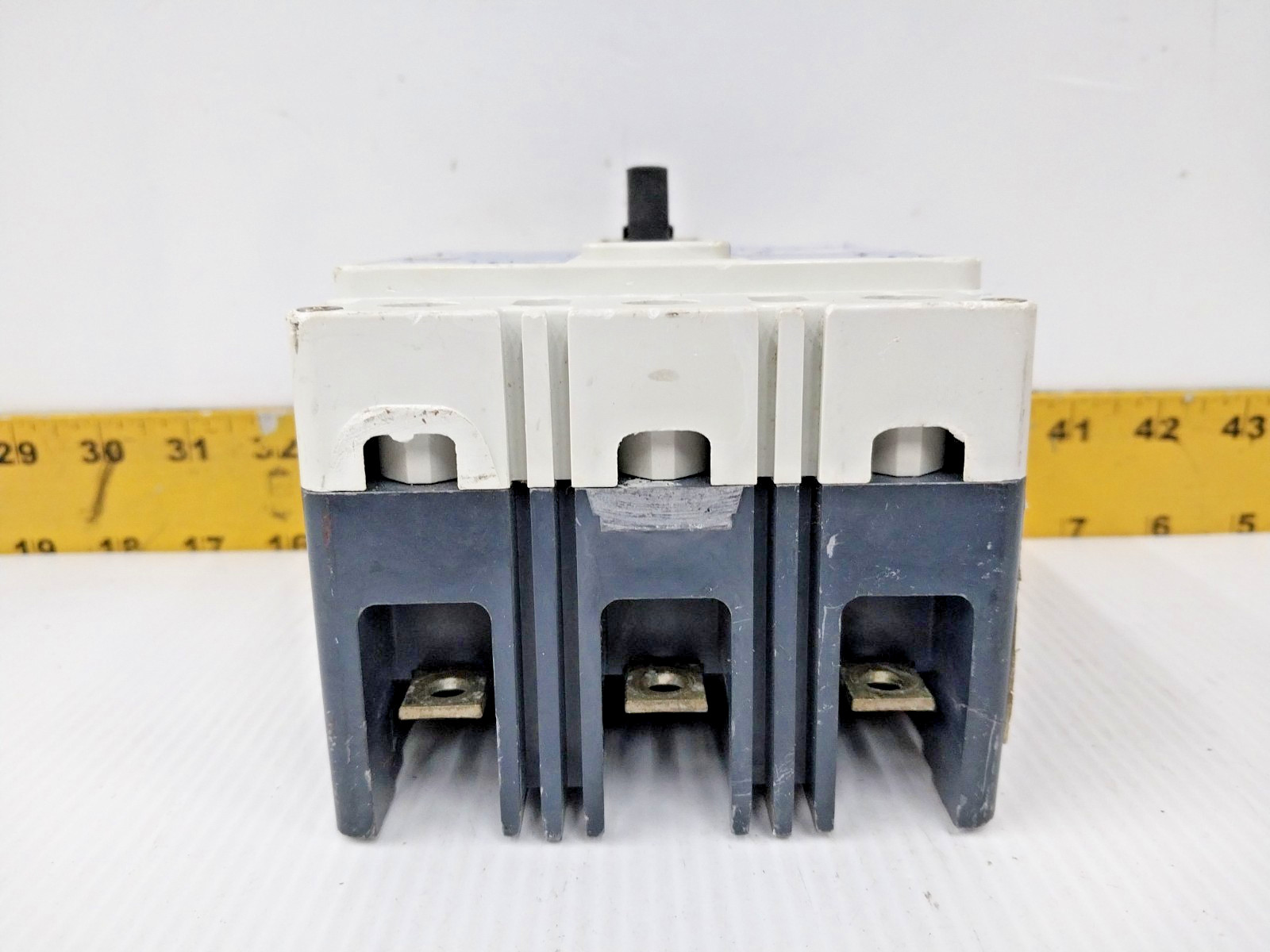 Cutler-Hammer 225 Amp Circuit Breaker 240 VAC / 125 VDC 3 Pole ED3225