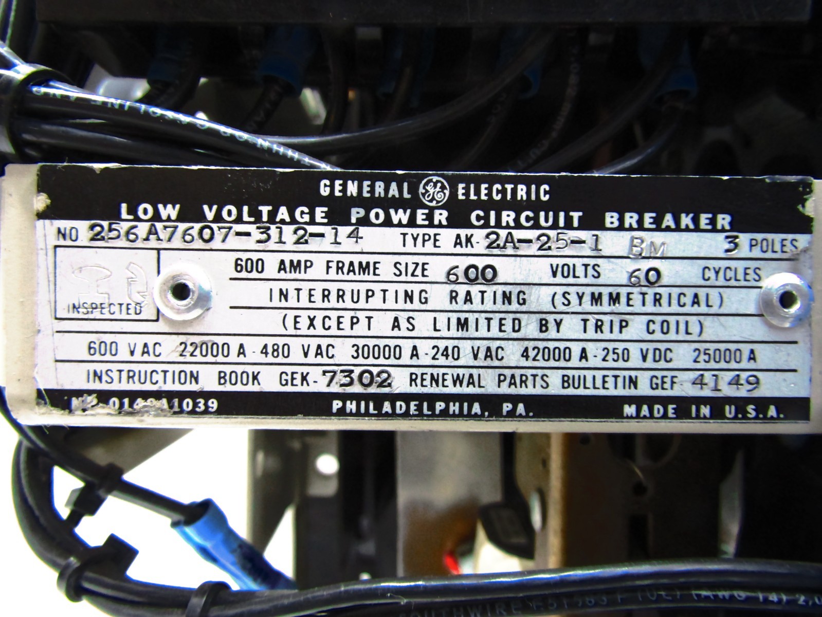 GE AK-2A-25-1 600 Amp Motor Operated Air Breaker 600A 600V Damaged Trip Unit