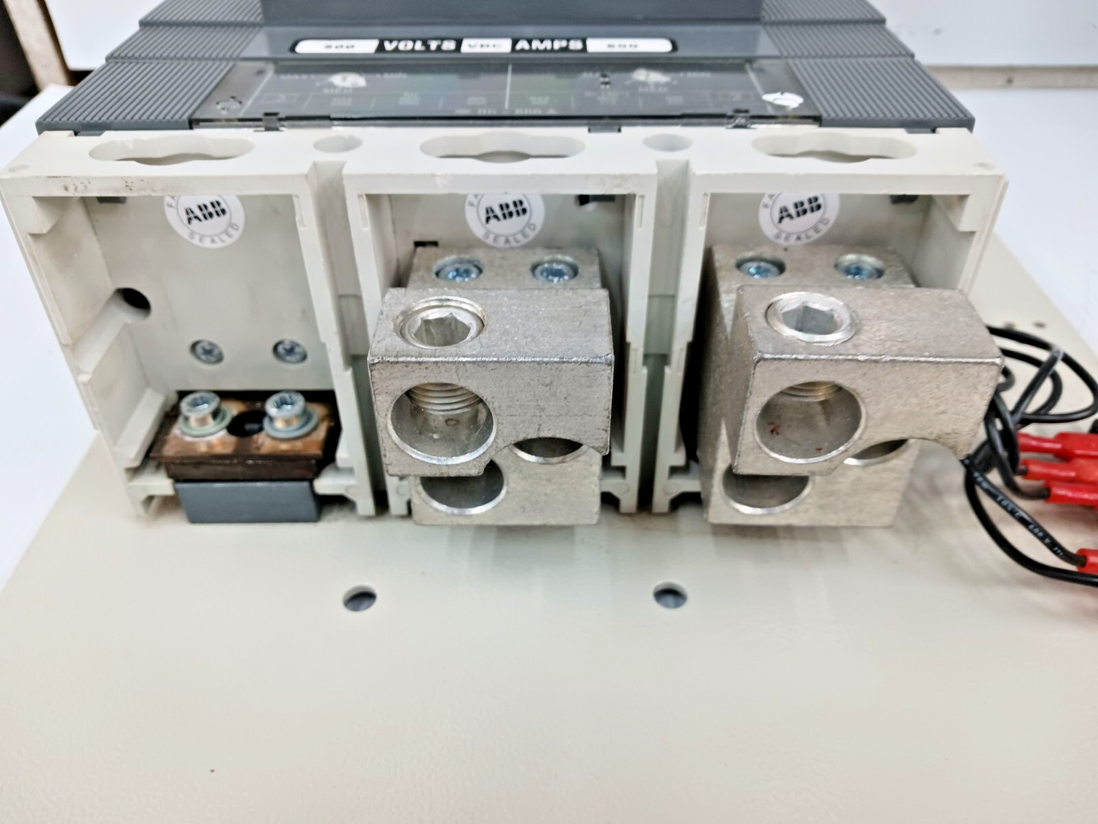 ABB 600 Amp Circuit Breaker W/ Undervoltage & Aux 3 Pole 600 VAC K6TH-2/K6TJ-2