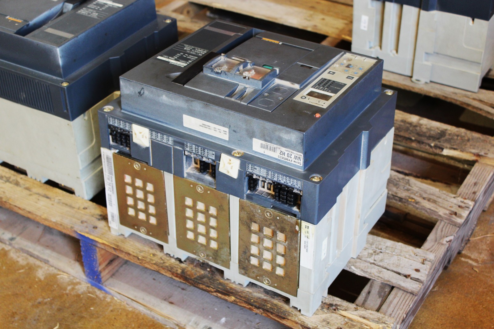 MERLIN GERIN NW20 H2 MASTERPACT AIR CIRCUIT BREAKER 2000 AMP 3 POLES (B)