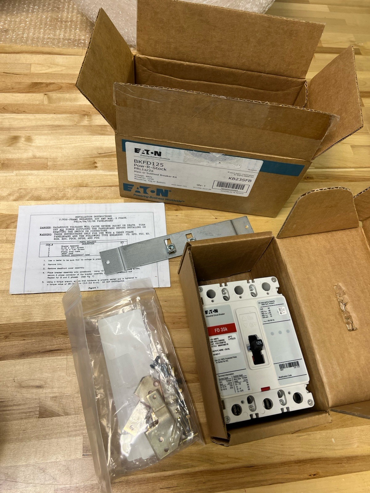 1-EATON BKFD125 FD3125 3 POLE 125A CIRCUIT BREAKER AND MAIN BREAKER KIT BKFD