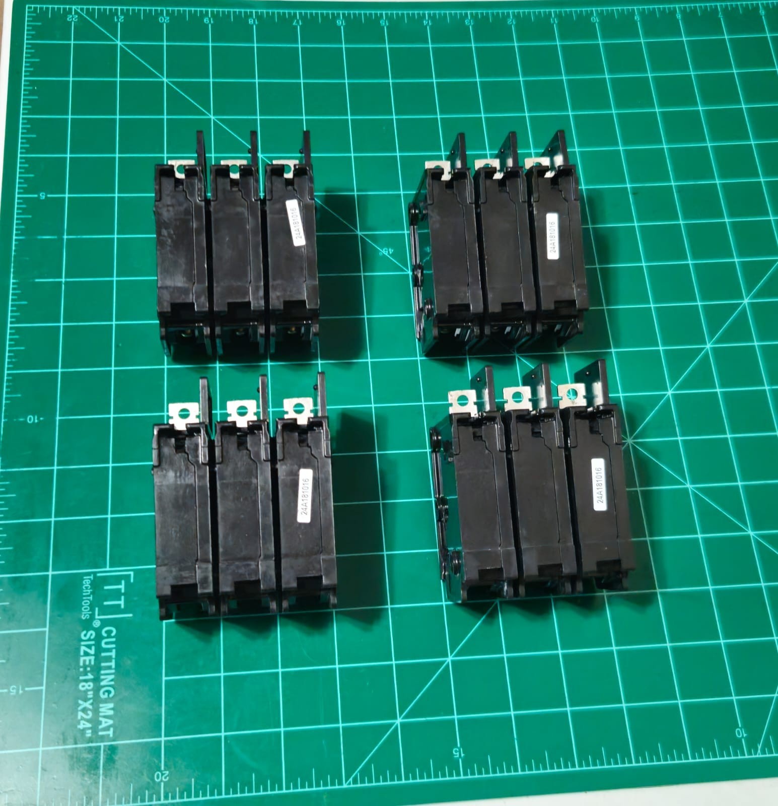 LOT FOR 4 Siemens BQ3B035 35 Amp 3 Pole 240V Circuit Breaker LOT#10028