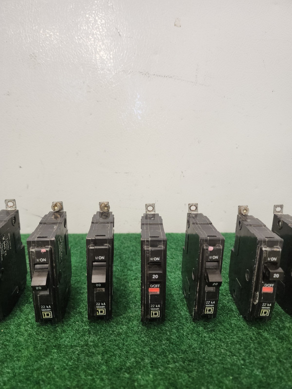 (11) Square D QOB120VH 20 Amp Single Pole 120 Volt 22kA Bolt-On Circuit Beaker