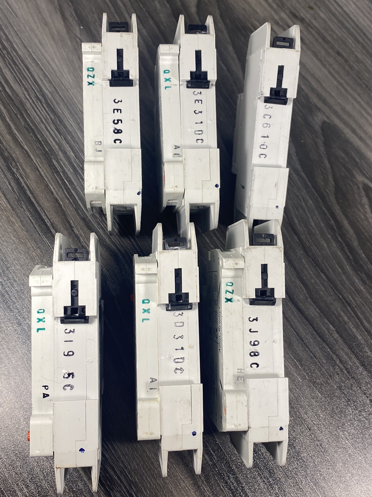 Lot of 6 Allen Bradley 1489-A1C100 Circuit Breaker w/ 1489-AAHH3 Auxiliary – USA