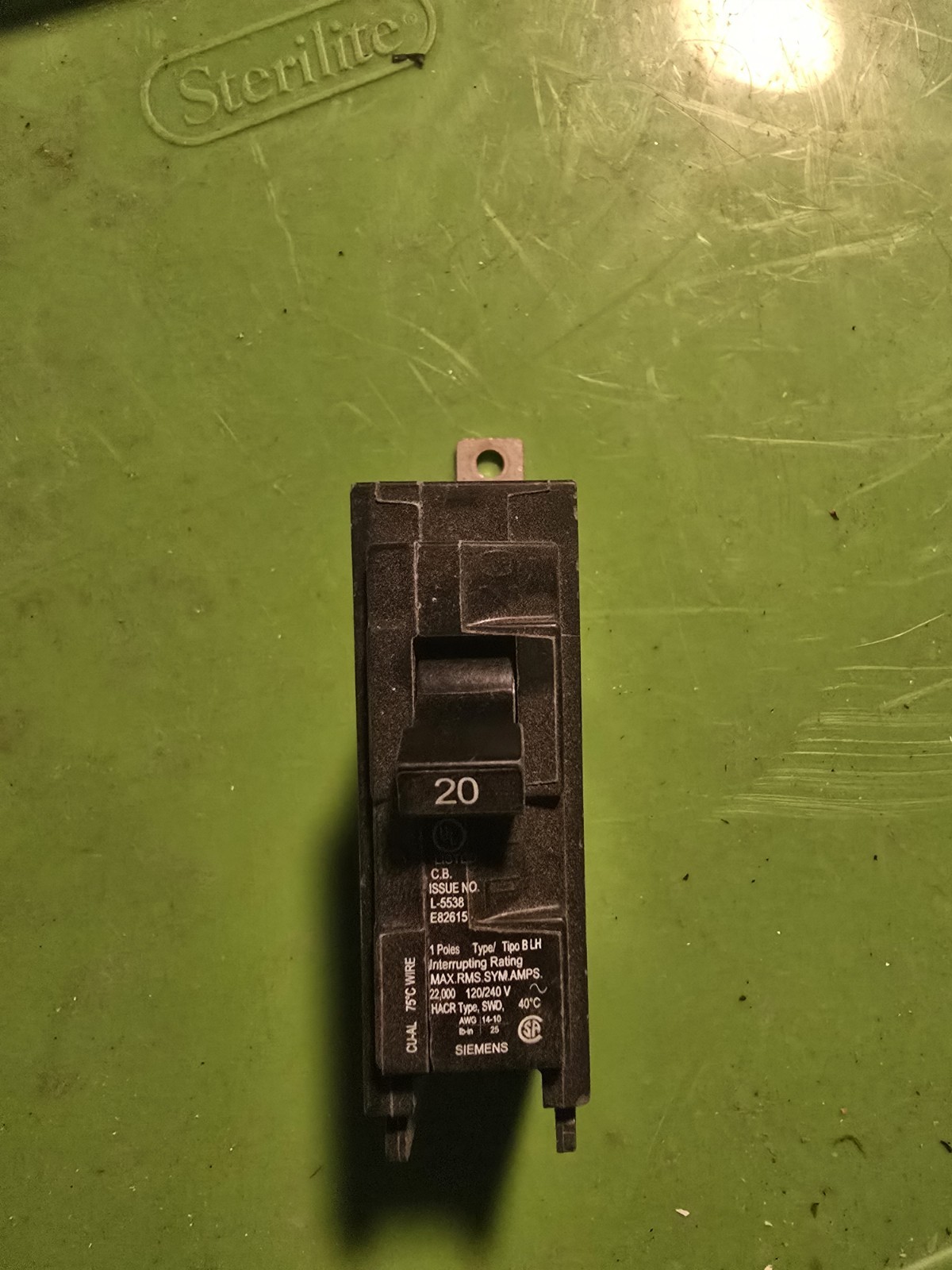 Siemens B120H Circuit Breaker 20 Amp 1 Pole 120/240 Bolt On 2 pc Used
