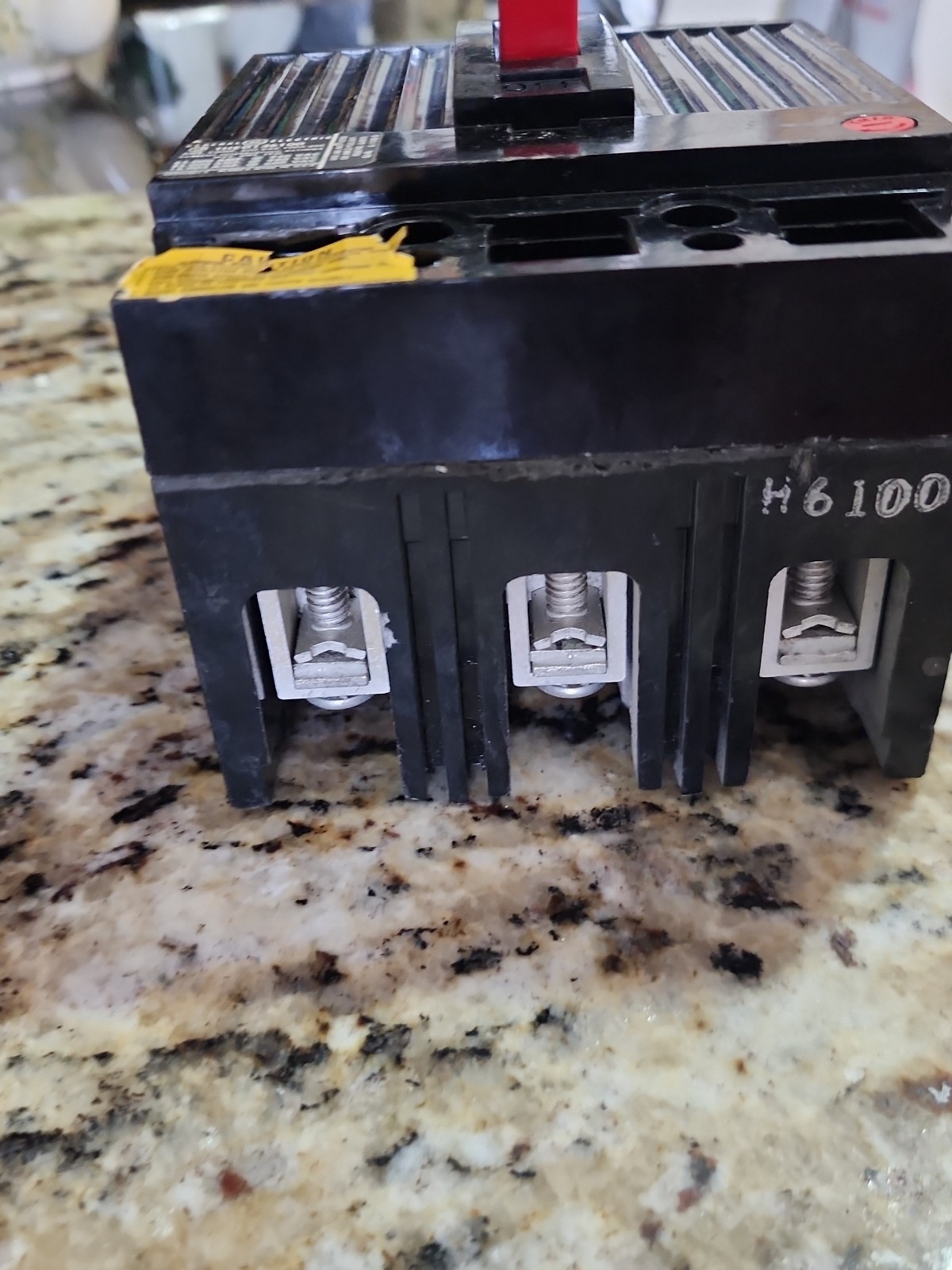 BREAKER INDUSTRIAL COMMERCIAL GENERAL ELECTRIC 3 POLES 100 AMPERS