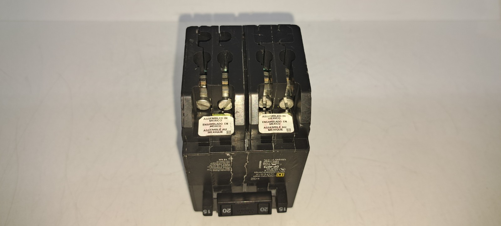 Square D HOMT1515220 2 1 Pole 15 Amp 1 2 Pole 20 Amp Non-Common Breaker NEW Flaw