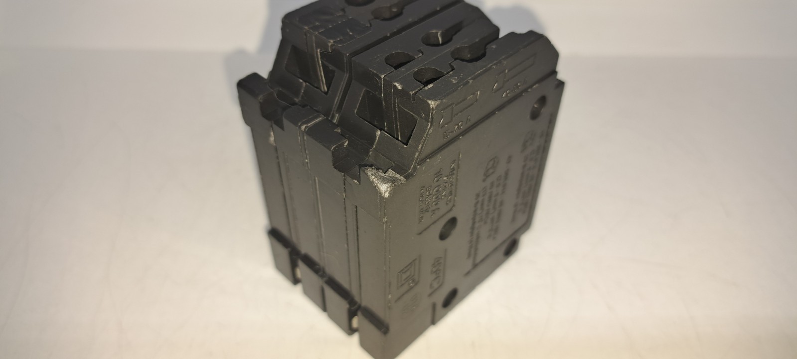 Square D HOMT1515220 2 1 Pole 15 Amp 1 2 Pole 20 Amp Non-Common Breaker NEW Flaw