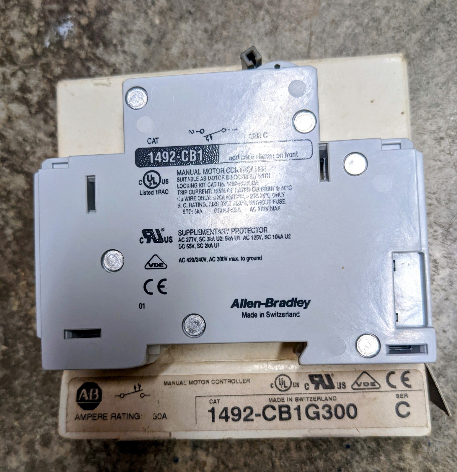 ALLEN BRADLEY 1492-CB1G300 SERIES C ~NEW, OPEN BOX