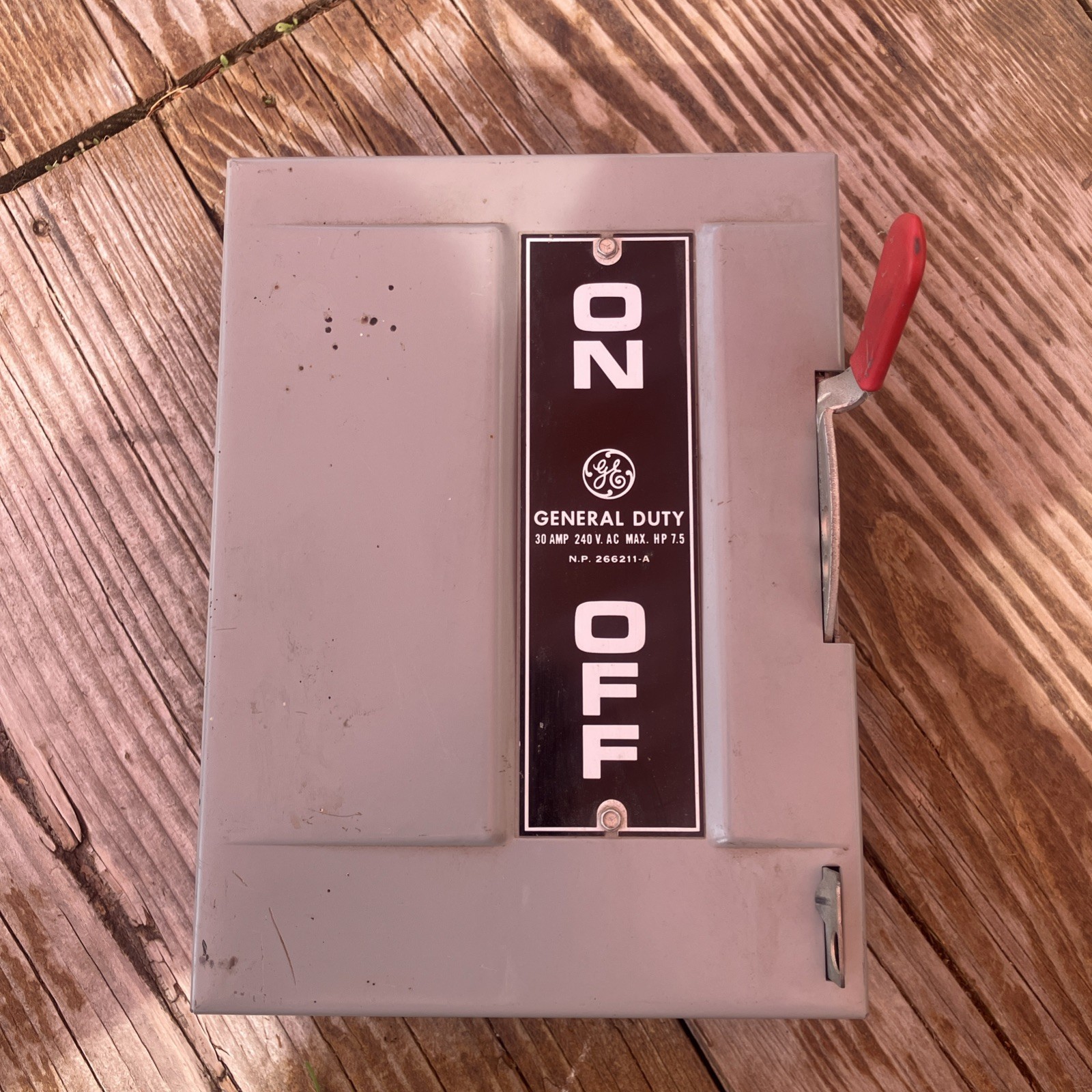 GE General Duty On / Off Switch – Panel Fuse Box – 30 Amp 240 V. AC Max. HP 7.5