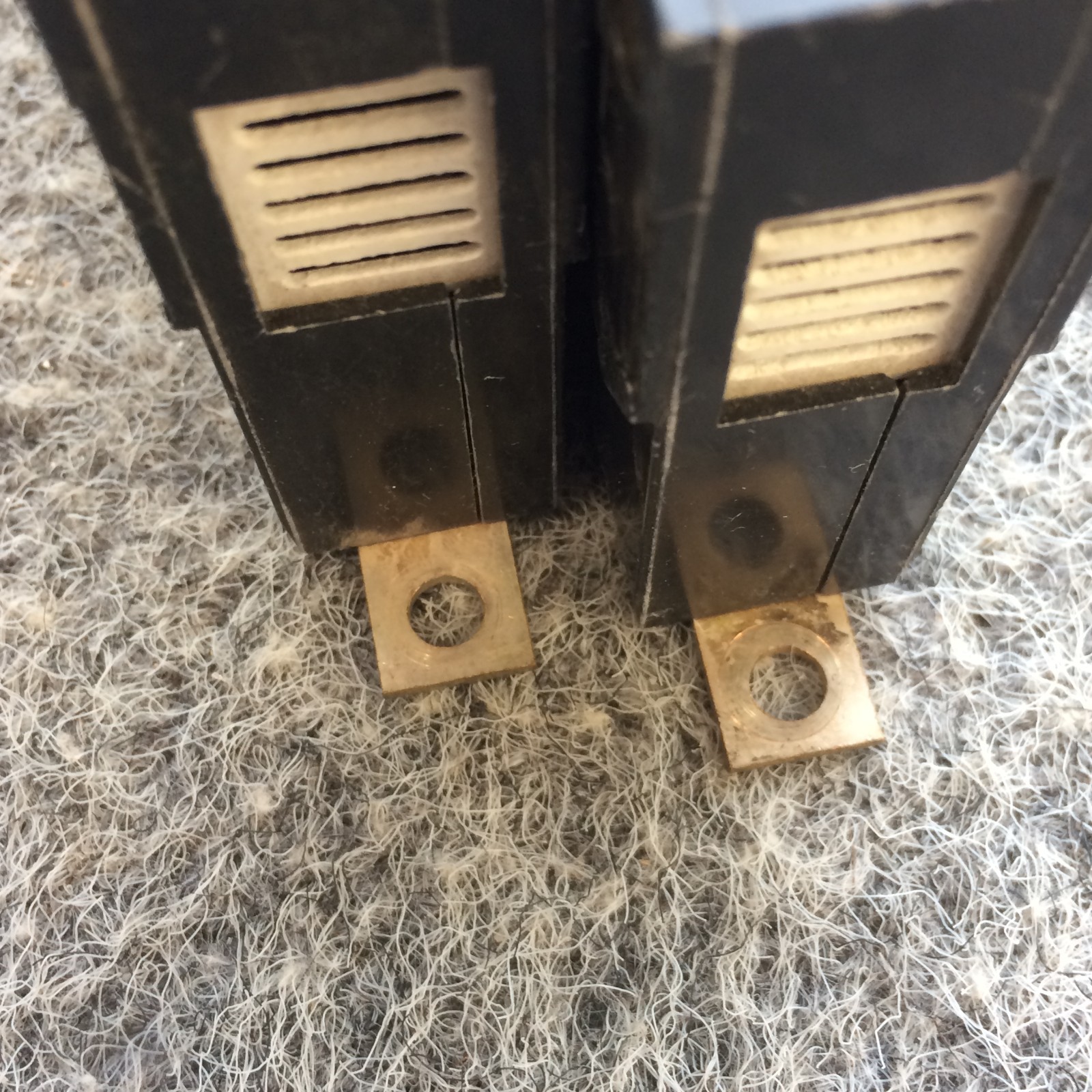 Lot OF 2 BQD120 SIEMENS 1 POLE, 277V, BOLT ON 20 AMP BREAKERS