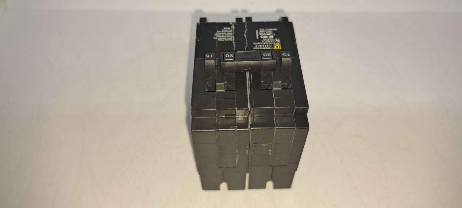 Square D HOMT1515220 2 1 Pole 15 Amp 1 2 Pole 20 Amp Non-Common Breaker NEW Flaw